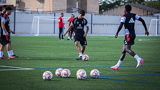 Dylan Rodríguez juega un balón durante el último entrenamiento del Granada