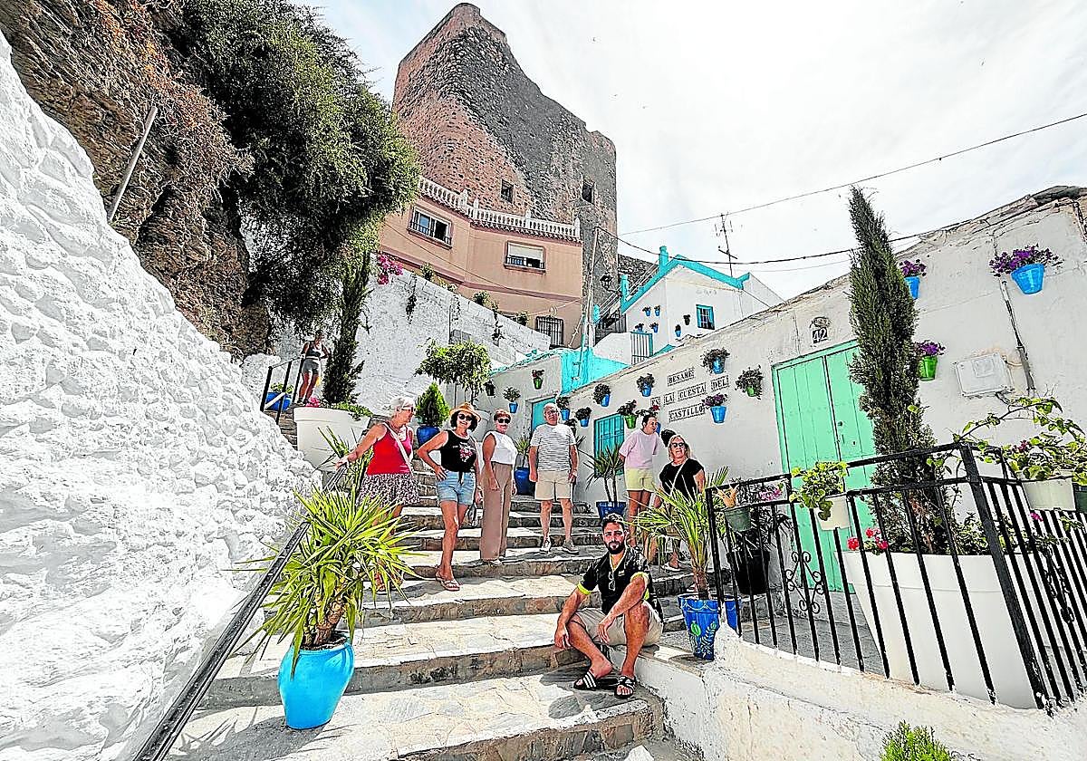 Los vecinos del pueblo han decorado el barrio con pinturas de tonos azules que recuerdan al mar Mediterráneo.