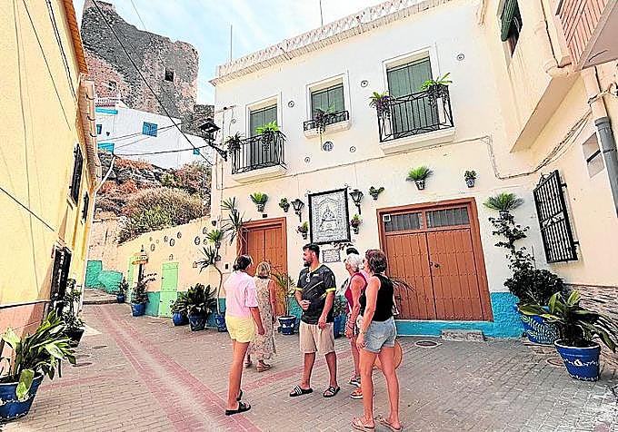 Los rabiteños a los pies del castillo con la calle decorada.