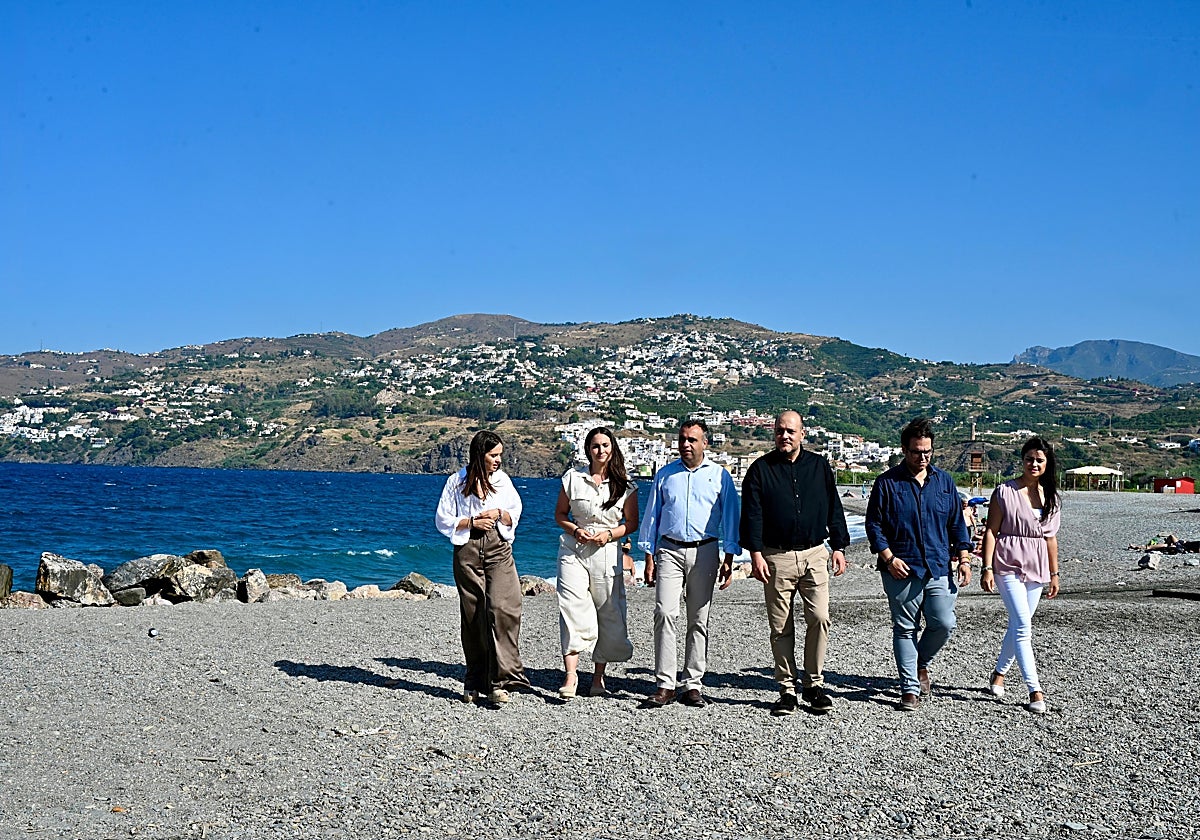 El presidente de Diputación, Francis Rodríguez en la playa de Salobreña.