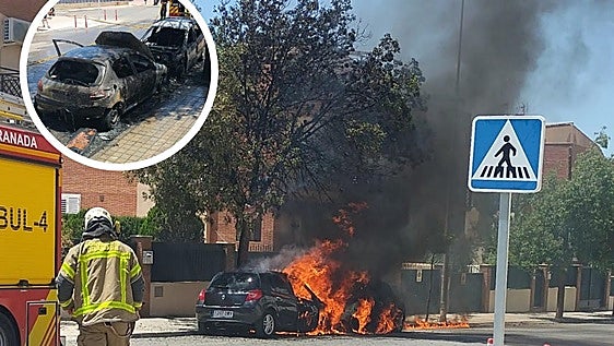 Vehículos calcinados tras el incendio en Huétor Vega.