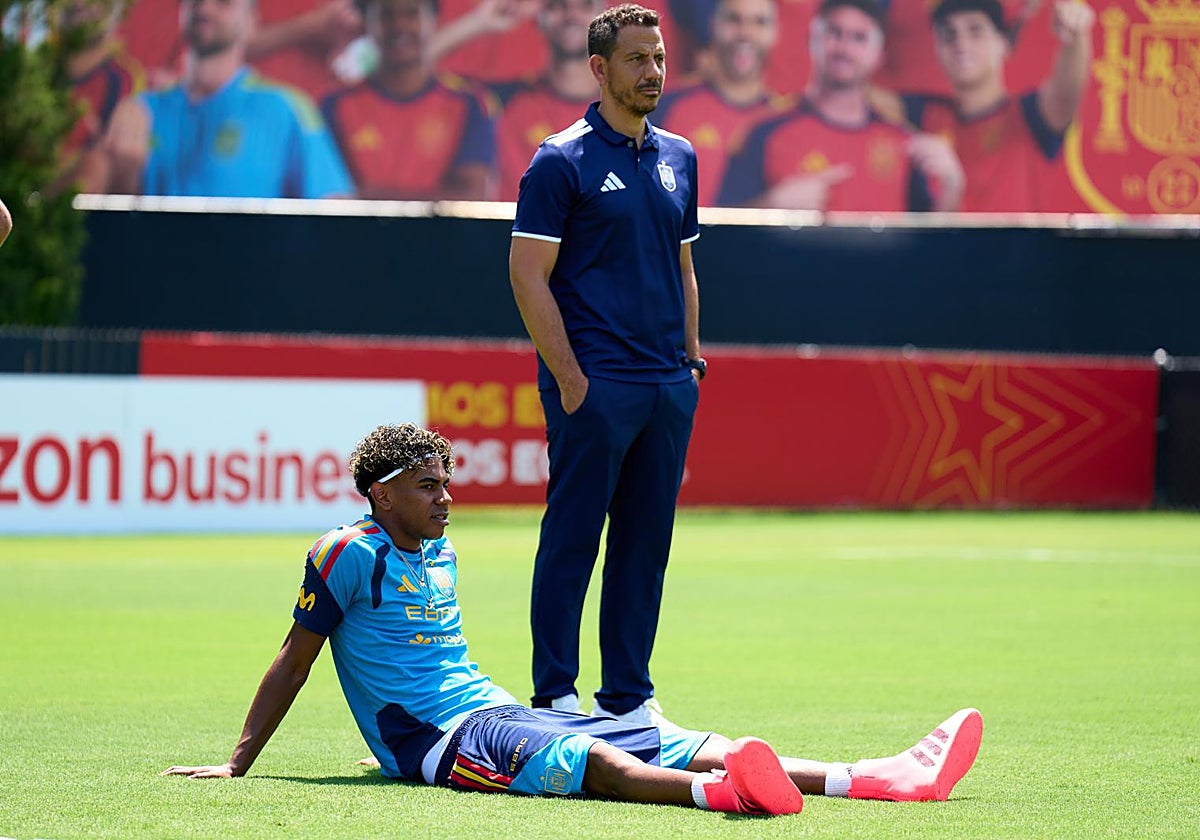 Claudio Vázquez Colomo junto a Lamine Yamal
