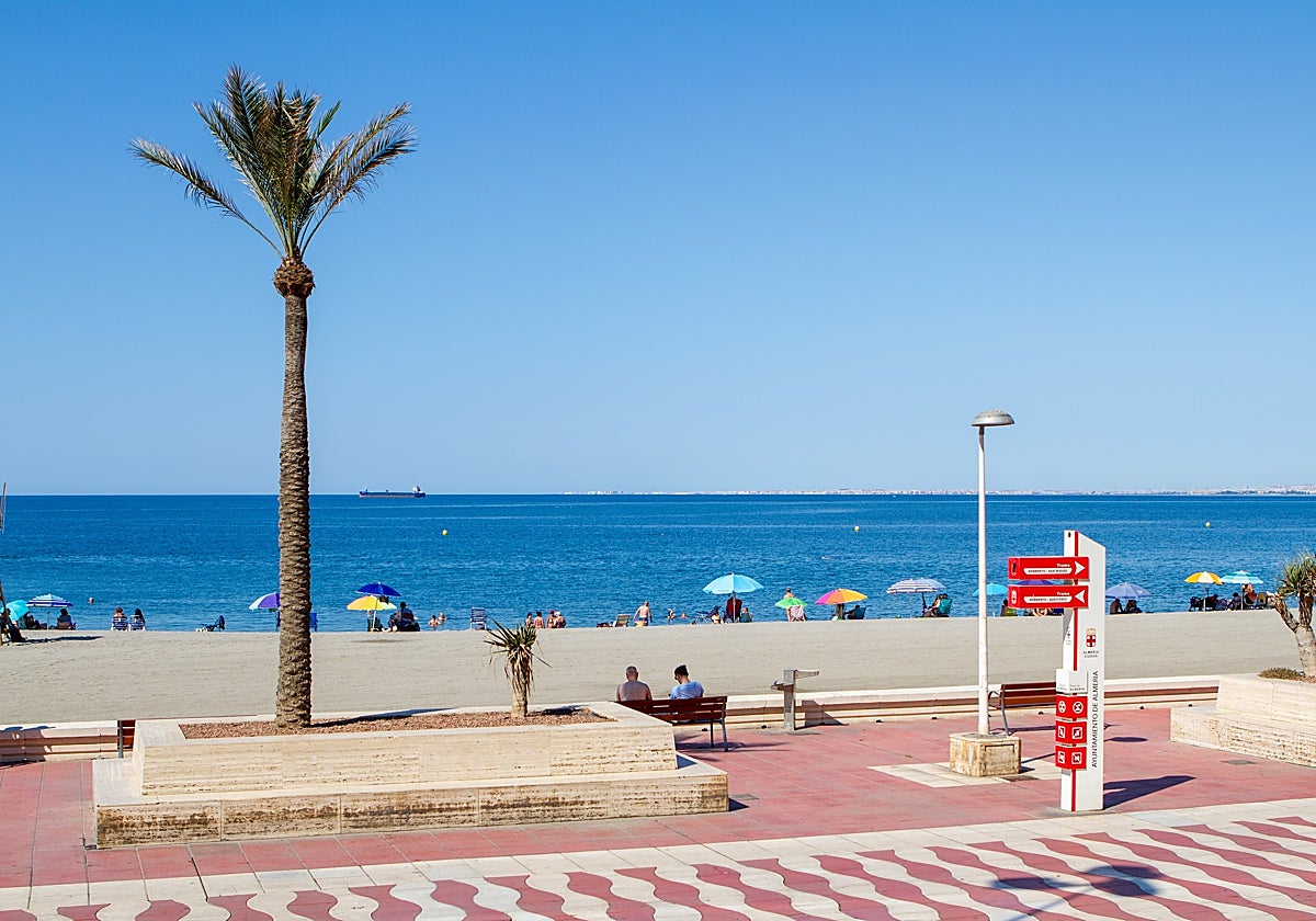 Almería extiende los servicios de playa hasta octubre con un despliegue de cerca de medio centenar de socorristas