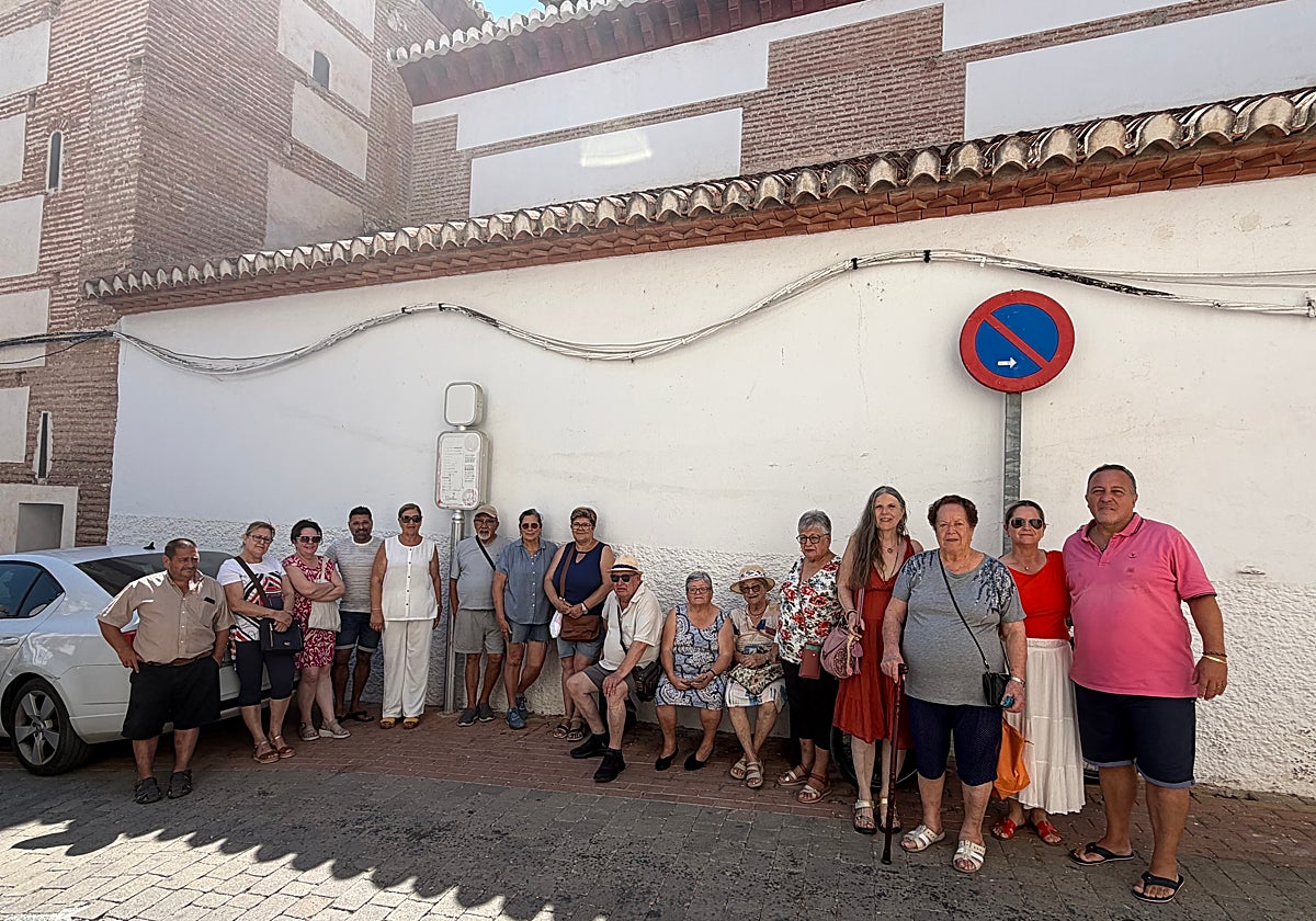 Los vecinos del casco antiguo de Salobreña junto a la parada del autobús.