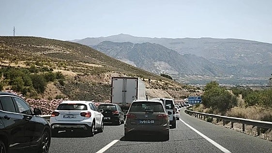 Vuelven las colas kilométricas de vehículos en la bajada a las playas de Granada