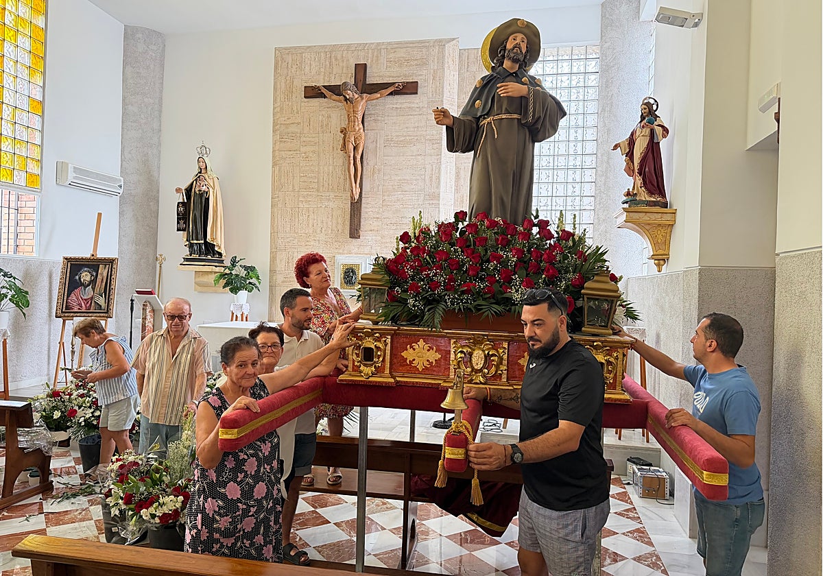 Los vecinos apañan al nuevo Santiago Apóstol para la salida procesional del sábado.