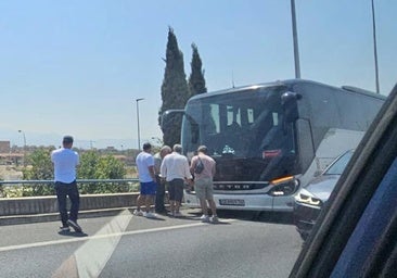 Un autobús averiado provoca el colapso de la Circunvalación en hora punta