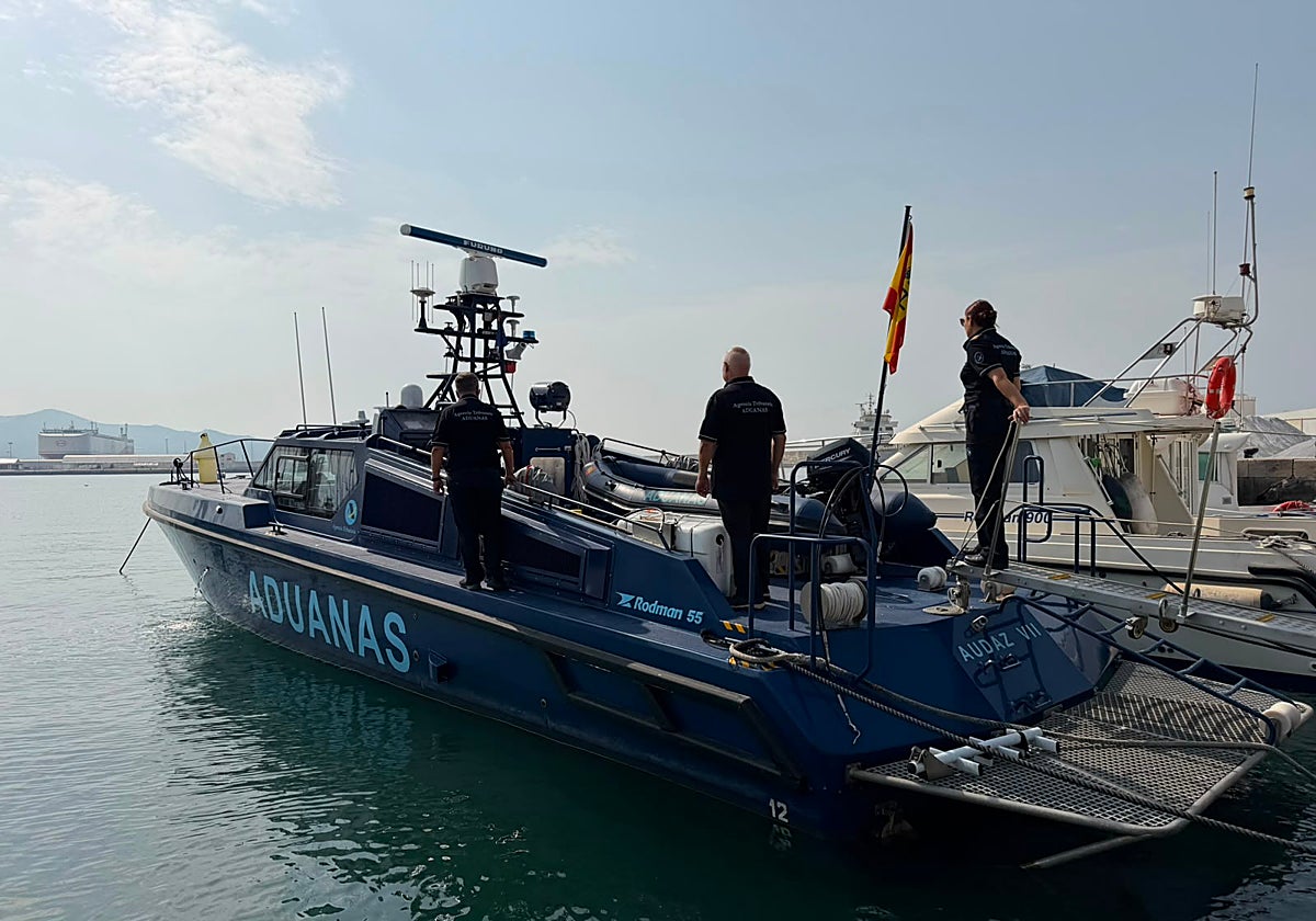 Miembros del SVA de Motril posan en la nueva patrullera.
