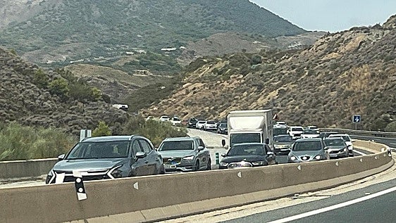 Atasco kilométrico en la A-44 en la bajada a las playas de Granada