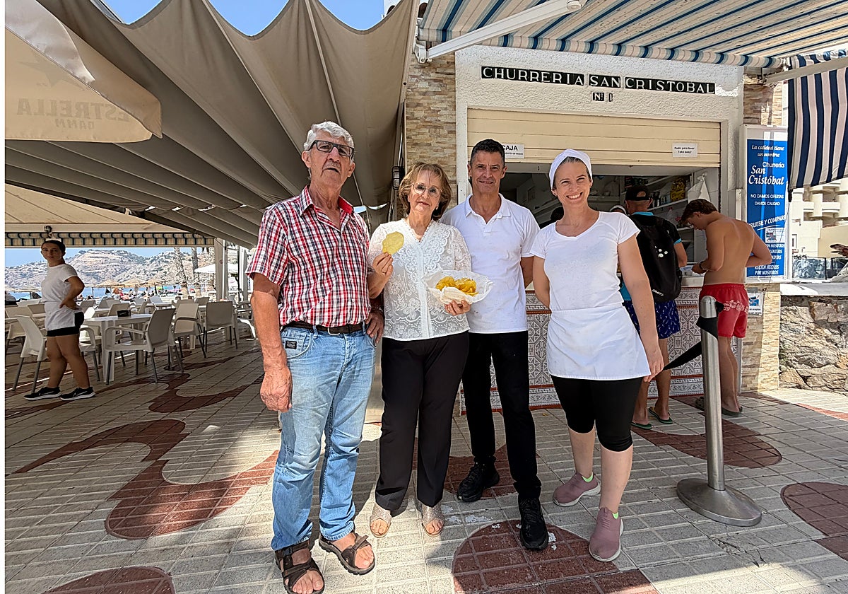 Mari Carmen y su marido Antonio junto a sus hijos en la Churrería San Cristóbal