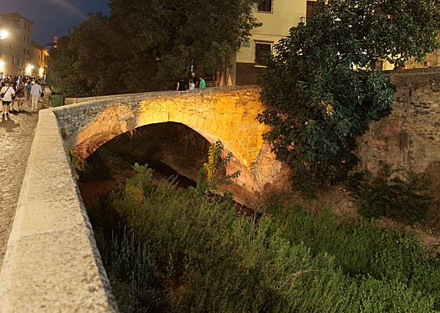 Puentes de la Carrera del Darro iluminados.
