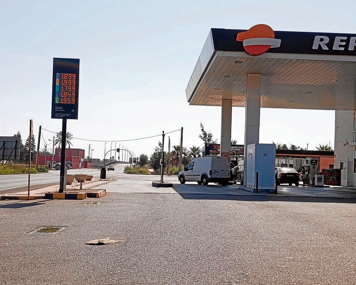 La gasolinera de Repsol ubicada cerca del Parque del Andarax, con el diésel marcando 1,999 euros el litro.