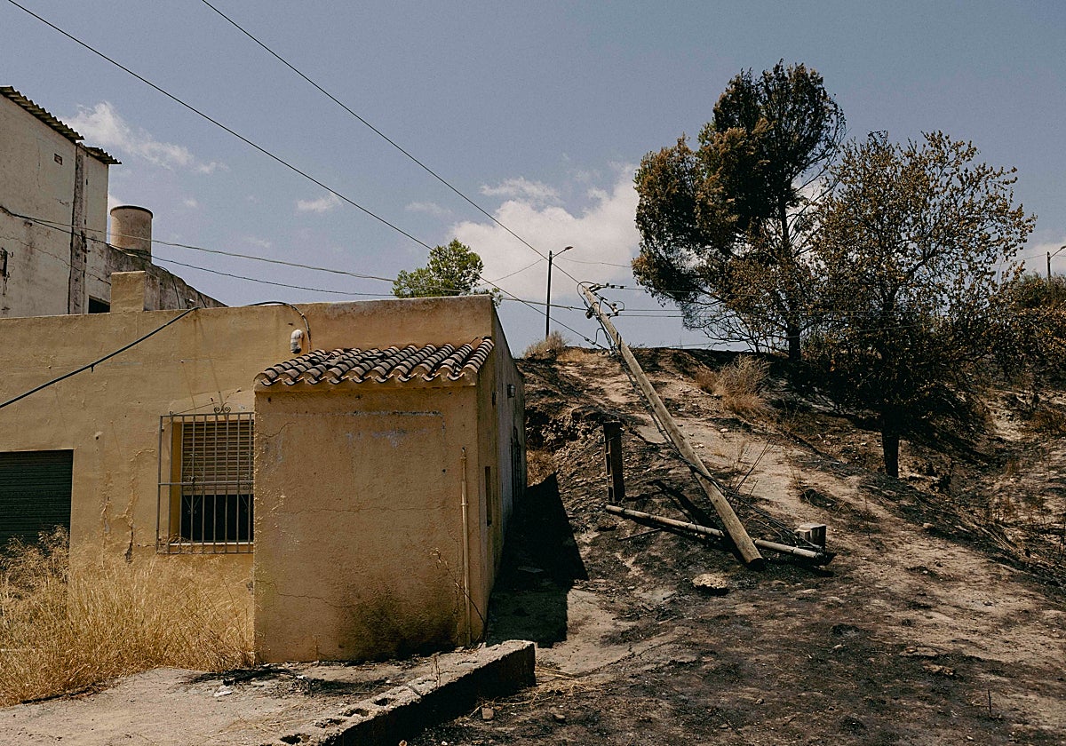 Un poste de la luz derribado junto al restaurante Anita, cerca del paraje de Almocáizar.