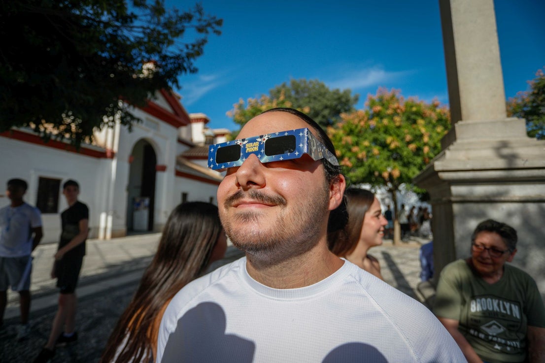 Llenazo con una Alhambra eclipsada como testigo