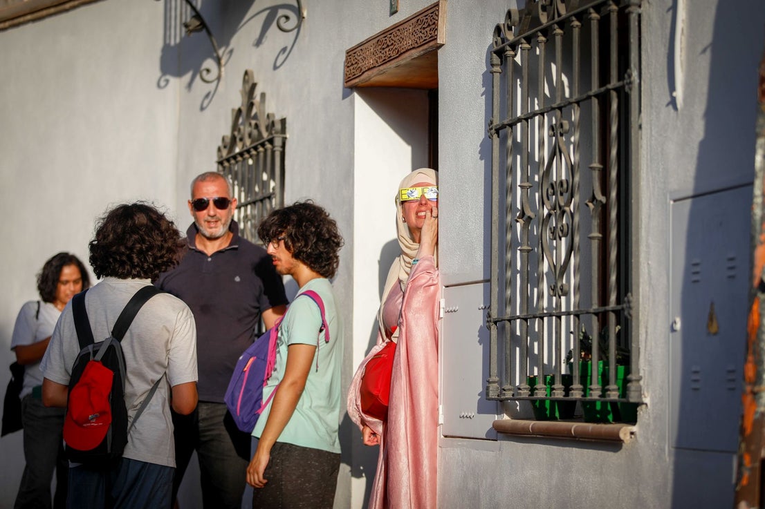 Llenazo con una Alhambra eclipsada como testigo