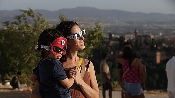 Las espectaculares imágenes del eclipse solar en Granada