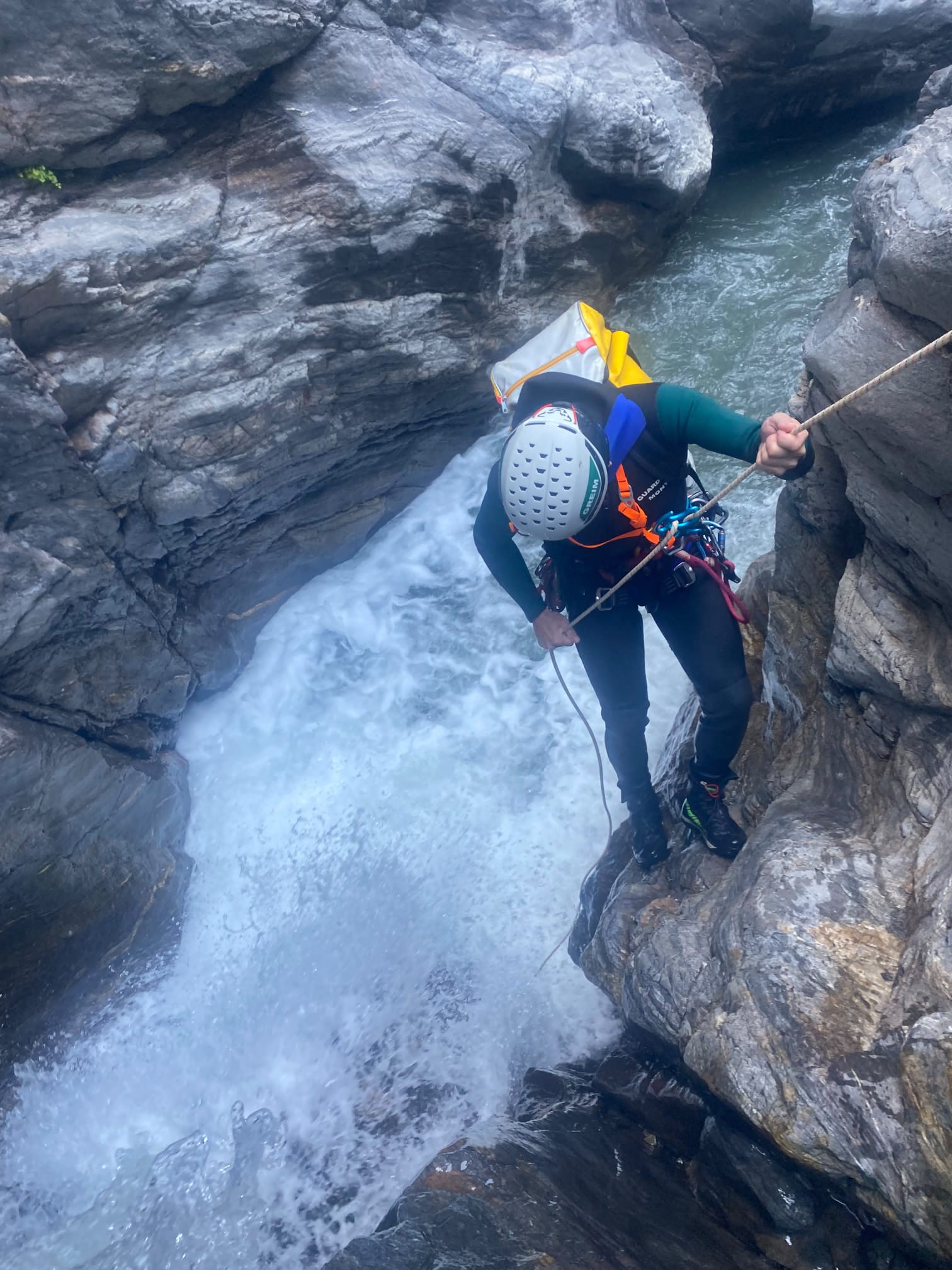 Agente reequipando el Poqueira, con gran caudal de agua.