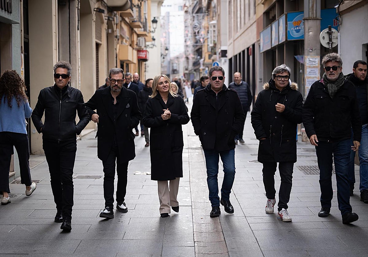 La alcaldesa, Marifrán Carazo, recorre Puentezuelas con músicos de Granada tras anunciar el plan de embellecimiento de la calle el invierno pasado.