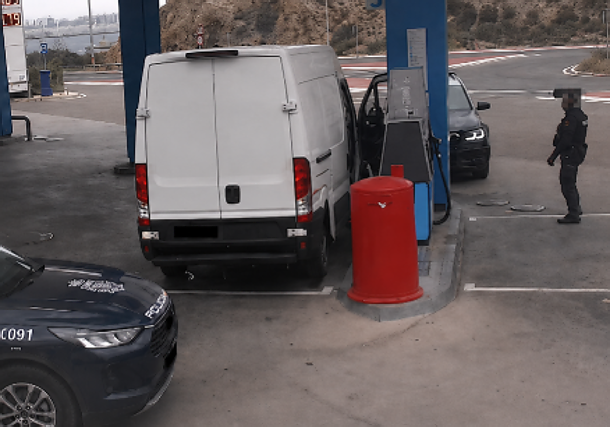 Agentes interceptan la furgoneta en la gasolinera.