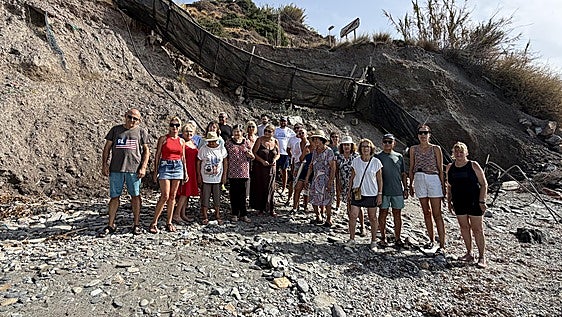 Los vecinos de Los Yesos alertan de que el mar «se traga» su playa y perjudica incluso la N-340
