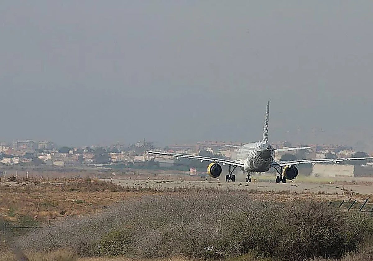 Atrapados en la pista, un desvío y un vuelo cancelado: el calvario Londres-Almería | Ideal