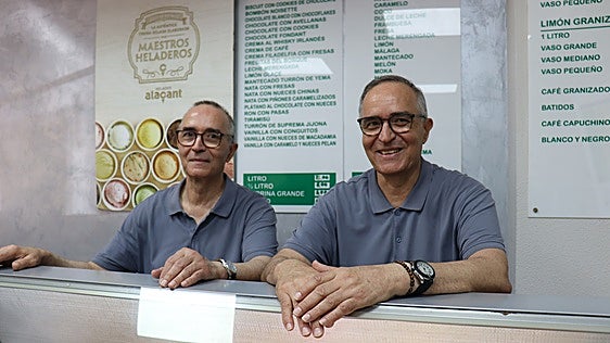 Los gemelos se jubilan tras más de 40 años de servicio: «Hemos cumplido y ahora nos tenemos que querer mucho»