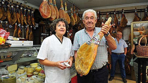 El niño de un pueblo de Granada que creció entre jamones y ocupó el puesto de jamonero de sus padres