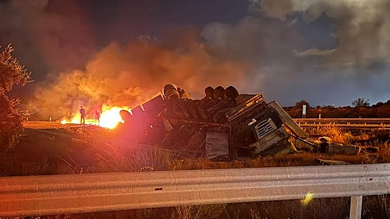 Evacuado al hospital un hombre de 51 años tras volcar un camión de gran tamaño en la A-92 a la altura de Peligros