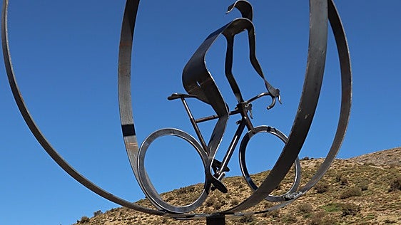 El Collado del Alguacil estrena una escultura monumental dedicada al ciclismo con motivo de la etapa reina de La Vuelta