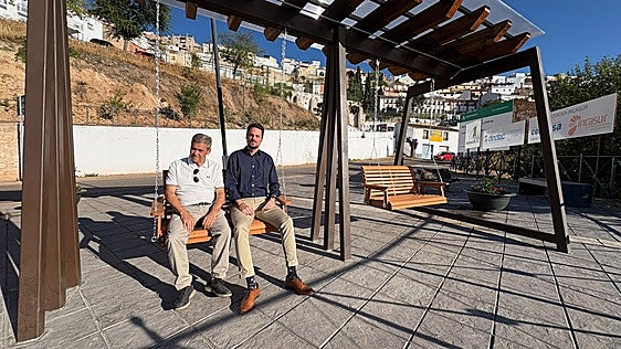 Habilitado un nuevo mirador-columpio para disfrutar del paisaje el olivar en Chiclana de Segura