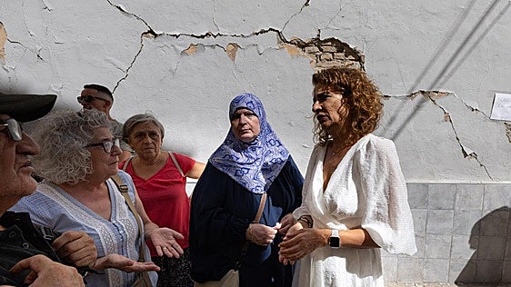 «Derribar y reconstruir»: la solución vecinal que trasladan a Montero en su visita al Zaidín