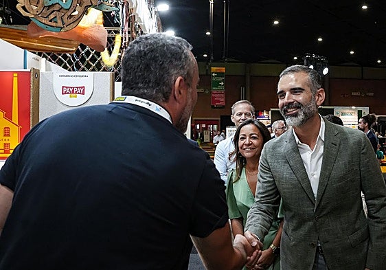 Ramón Fernández-Pacheco saluda a un productor en una feria agrícola.