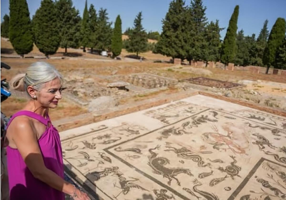 La consejera de Cultura, Patrimonio Histórico y Deporte, Patricia del Pozo, en una visita a Itálica