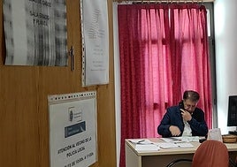 Manuel Martín atiende una consulta en el Centro Cívico