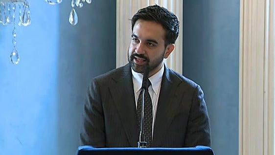 Mamdani pone a Federico García Lorca como ejemplo en su discurso: «Creía en un mundo mejor»