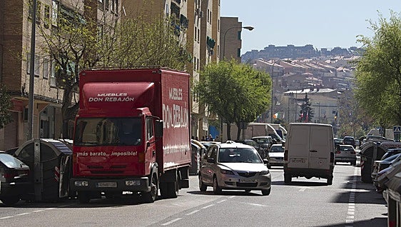 Los repartidores de Granada podrán reservar con el móvil plaza y hora para usar una zona de carga y descarga