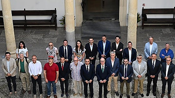 Colectivos ferroviarios recogen firmas para rehacer el estudio sobre la Guadix-Baza-Lorca