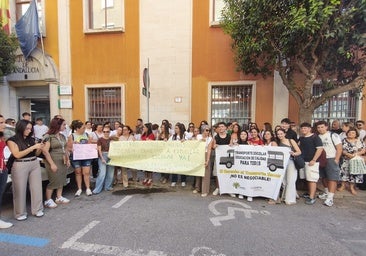 Protesta por el transporte escolar frente a la Delegación de Educación.