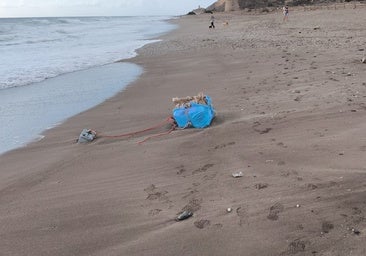 Fardo que apareció en la orilla de la playa de Macenas, en Mojácar.