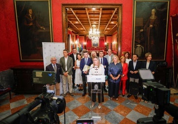 La alcaldesa de Granada, Marifrán Carazo, y el equipo de gobierno en agosto pasado, durante la crisis de los terremotos.