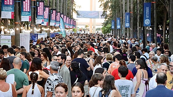 Las propuestas de los investigadores almerienses congrega en la Rambla a una multitud de curiosos.