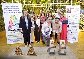 La delegada de la Junta, Marta Nievas, y las concejalas Amparo Arrabal y Nuria Gutiérrez posan con premiados.