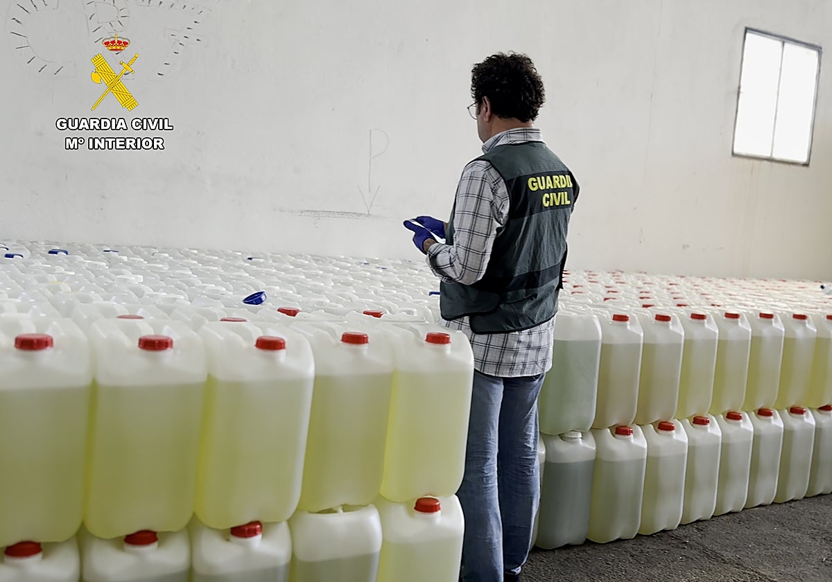 Depósitos soterrados y camiones cisterna: la logística del 'petaqueo' se profesionaliza en Almería