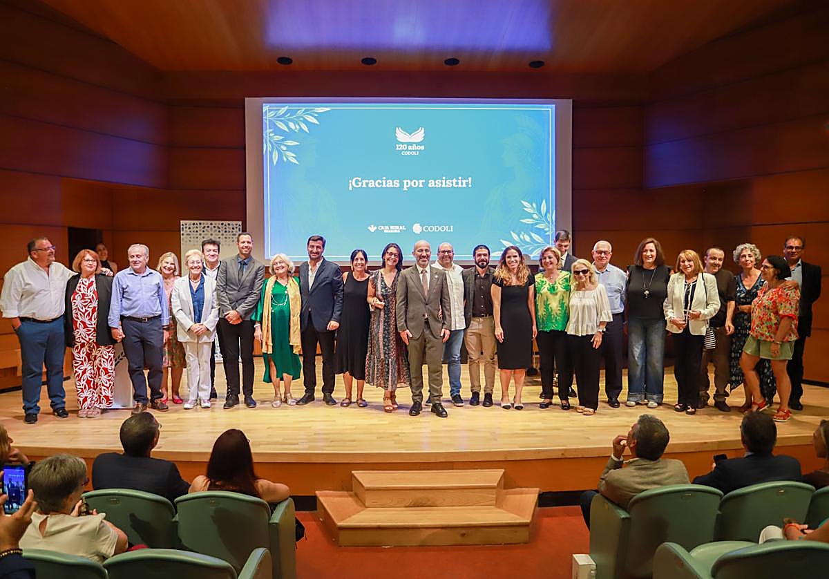 Foto de familia a la finalización del acto.