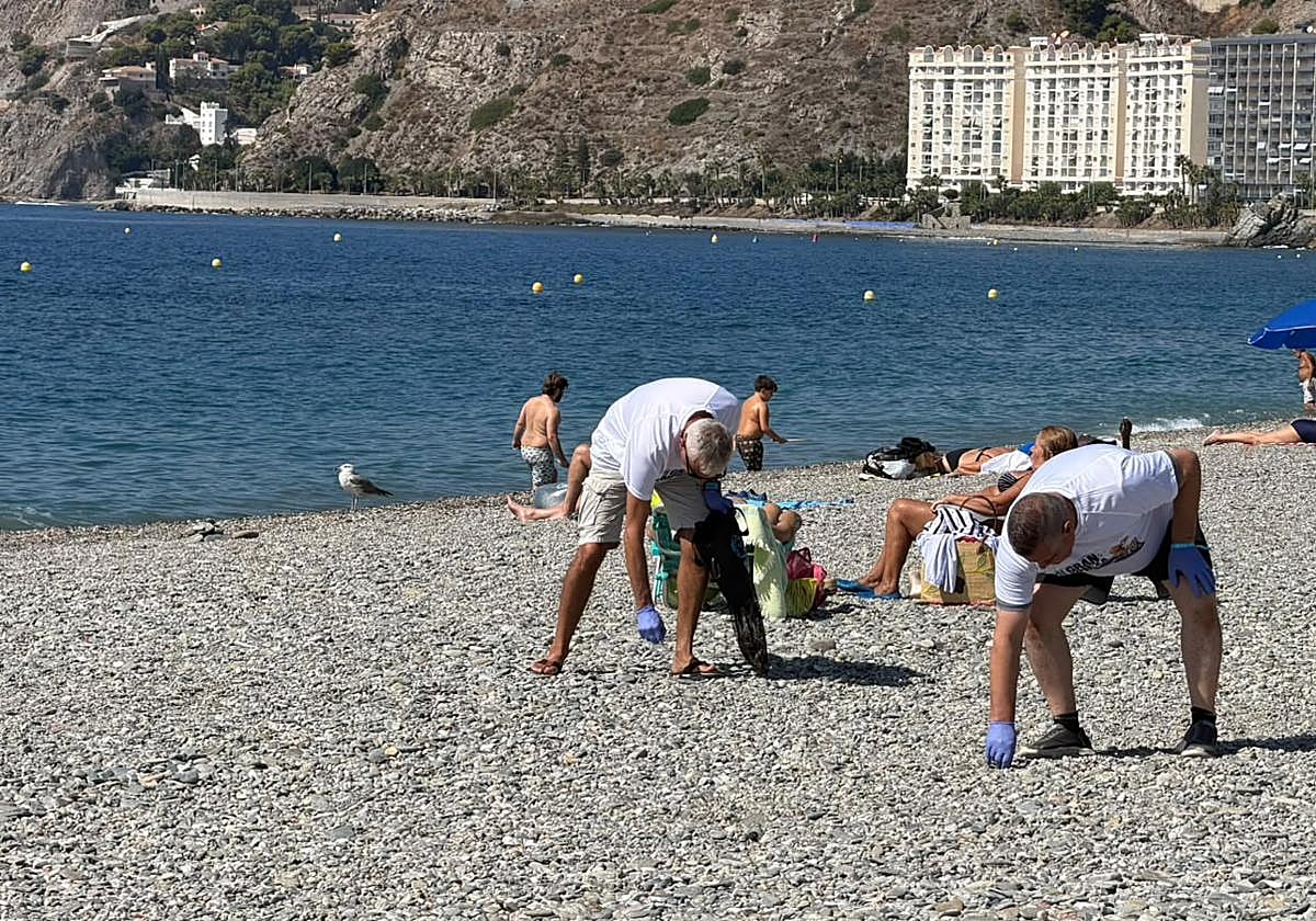 Una veintena de voluntarios retiran más de 200 kilos de residuos del mar y la playa de San Cristóbal en Almuñécar