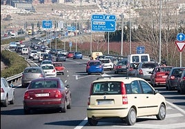 Atasco en la Ronda Sur, antes de llegar a la rotonda del Serrallo.
