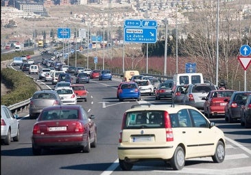 Atasco en la Ronda Sur, antes de llegar a la rotonda del Serrallo.