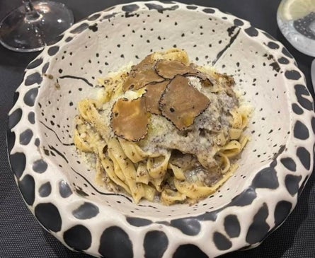Imagen secundaria 1 - Adiós a uno de los restaurantes italianos más populares y mejor valorados de Granada: «Nos da una pena enorme»