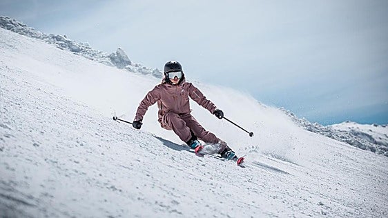 Sierra Nevada activa la pretemporada de esquí con la venta anticipada de forfait con descuentos