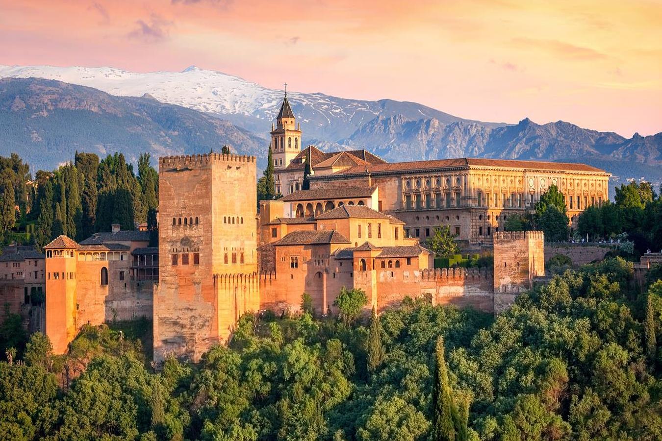 14. La Alhambra. La fortaleza nazarí de Granada sigue hechizando a todos los viajeros que se dejan llevar por sus misterios, su sofisticada arquitectura y los sones de sus fuentes. Uno de sus grandes valores es que está prácticamente igual que como terminó de construirse, en el siglo XIV, por lo que sigue ofreciendo un auténtico viaje en el tiempo a sus visitantes siendo considerado como uno de los tesororos arquitectónicos de España